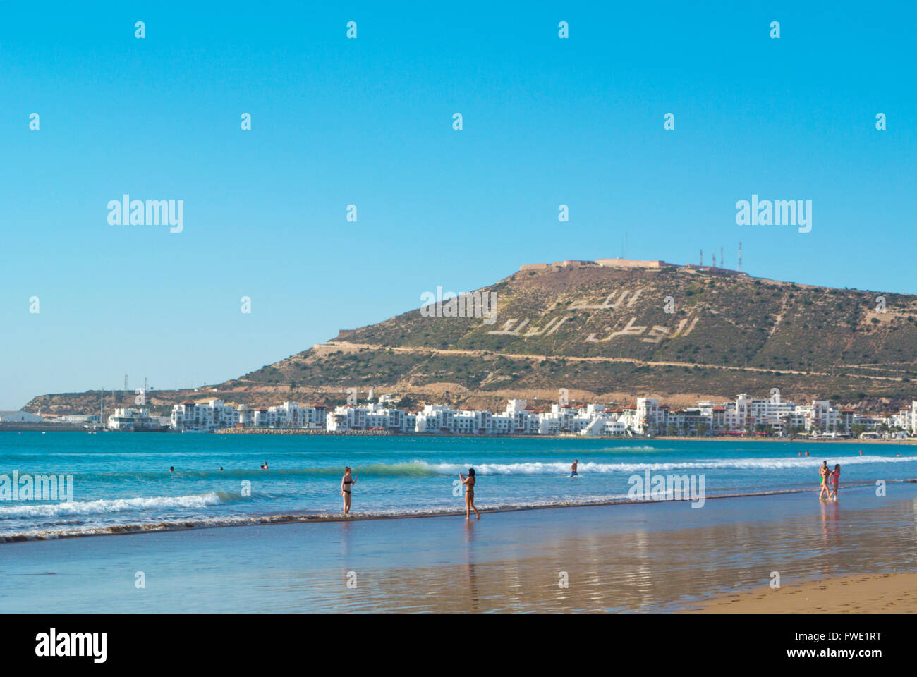 Menschen im Meer, Schwimmen im Wasser, City Beach, Agadir, Souss, Marokko, Nordafrika Stockfoto