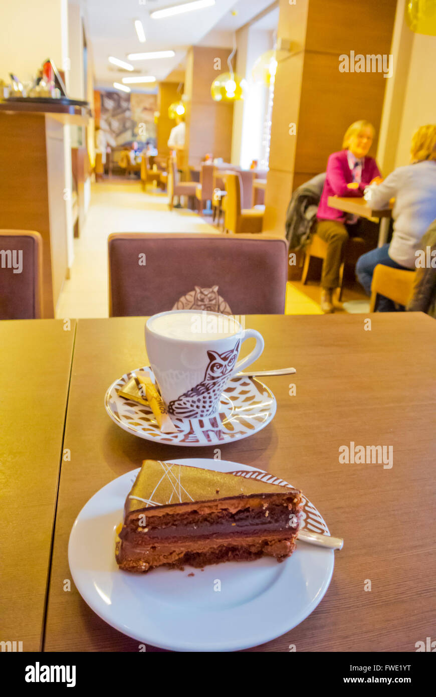 Schokoladen-Kuchen und Kaffee, Café in Dluga Straße, Glowne Miasto, Main Stadt, Danzig, Pommern, Polen Stockfoto