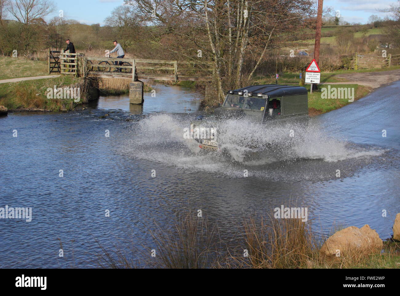 Land Rover 4 x 4 navigiert Tissington Furt in der Nähe des Dorfes Tissington in der Peak District National, Derbyshire England UK Stockfoto