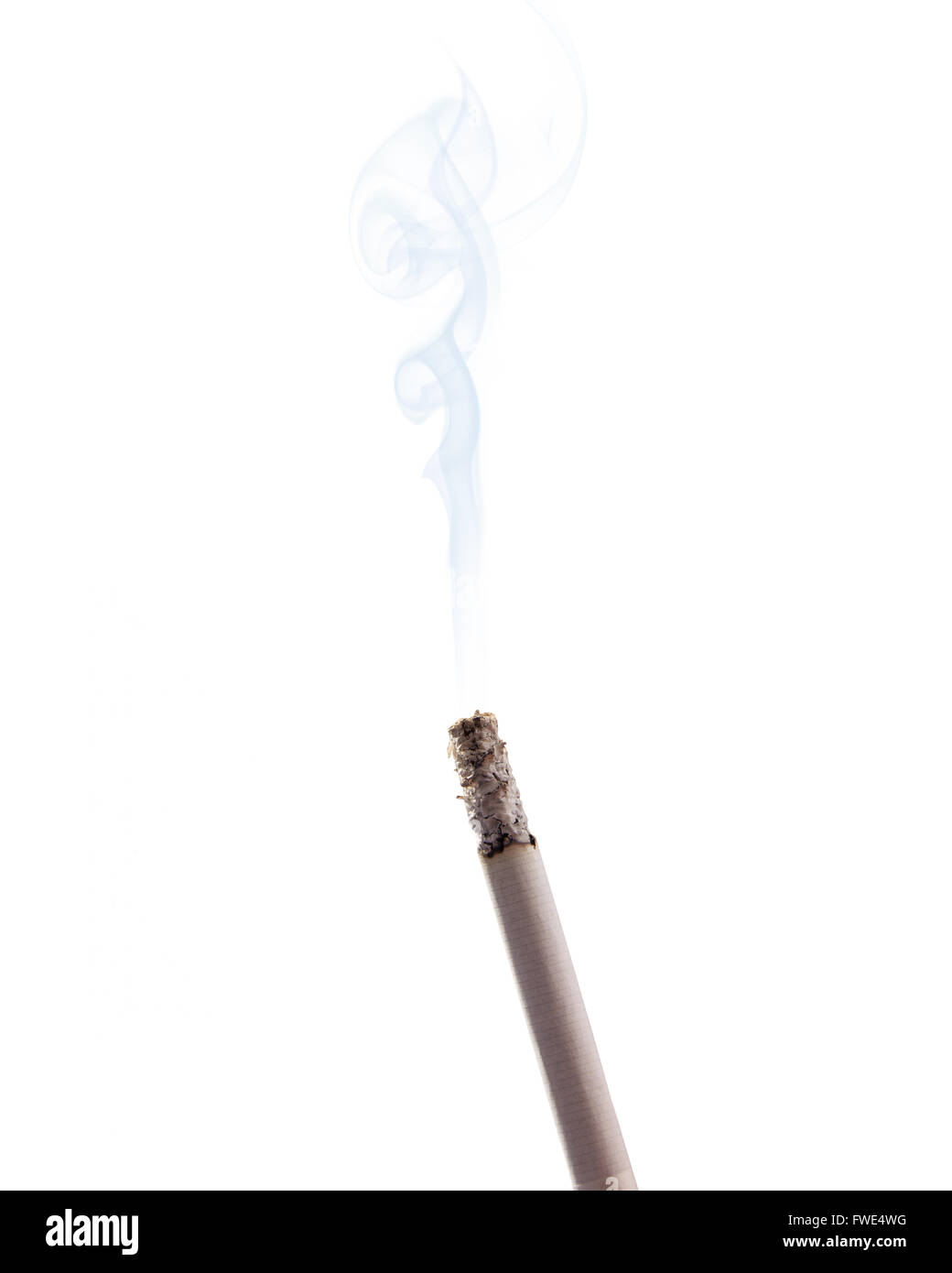 Brennende Zigarette mit Rauch isoliert auf weißem Hintergrund Stockfoto