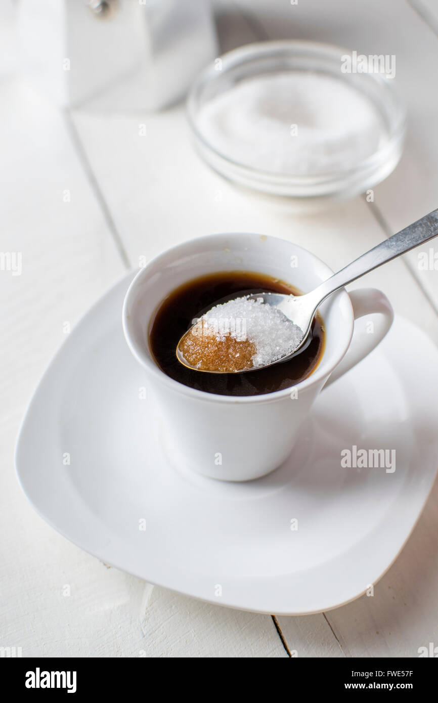 Kaffee-Obertasse Detail und Teelöffel. Kaffeetasse mit Zucker gießen. Stockfoto
