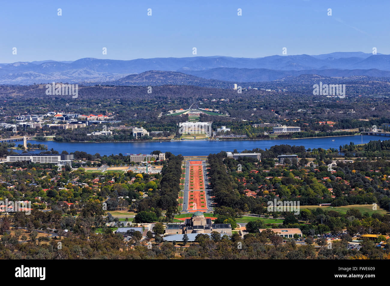 Luftbild von der Innenstadt von Canberra - vom Kriegerdenkmal zum Lake Burley Griffin und alten und neuen Parlamentsgebäude auf Capitol Stockfoto