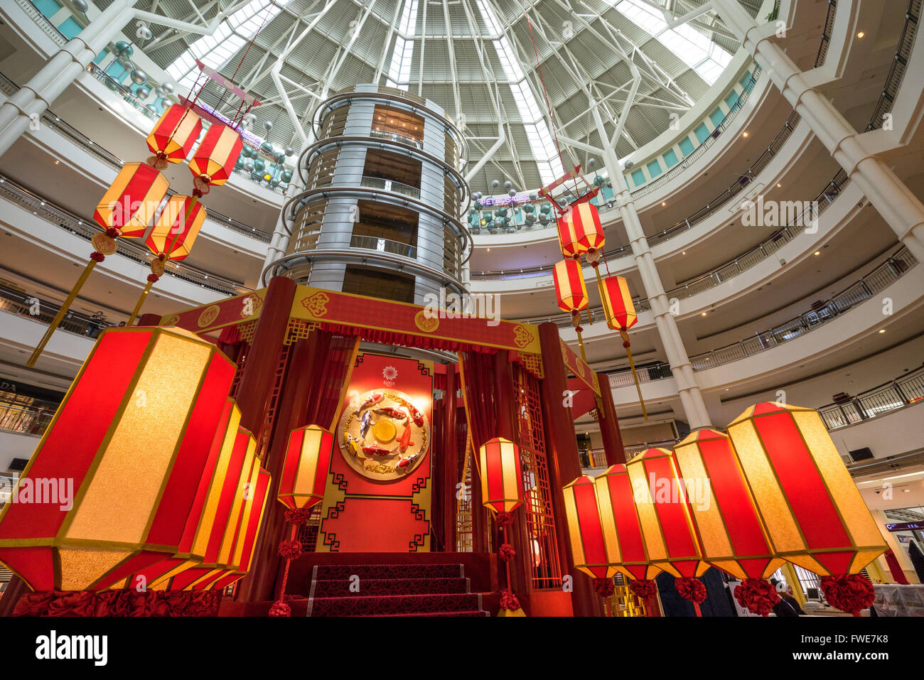 Rote Laterne oder "Tanglung" als Teil der chinesischen Neujahrsfeier in Kuala Lumpur City Centre Mall hängen. Stockfoto