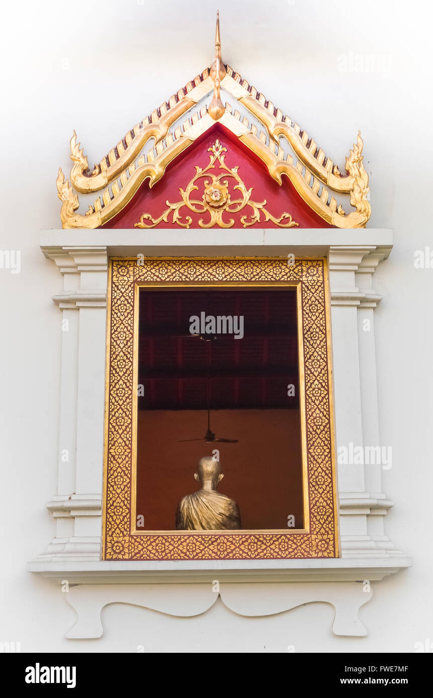 Künstlerischen Bild des goldenen Buddha in einem Fenster Stockfoto