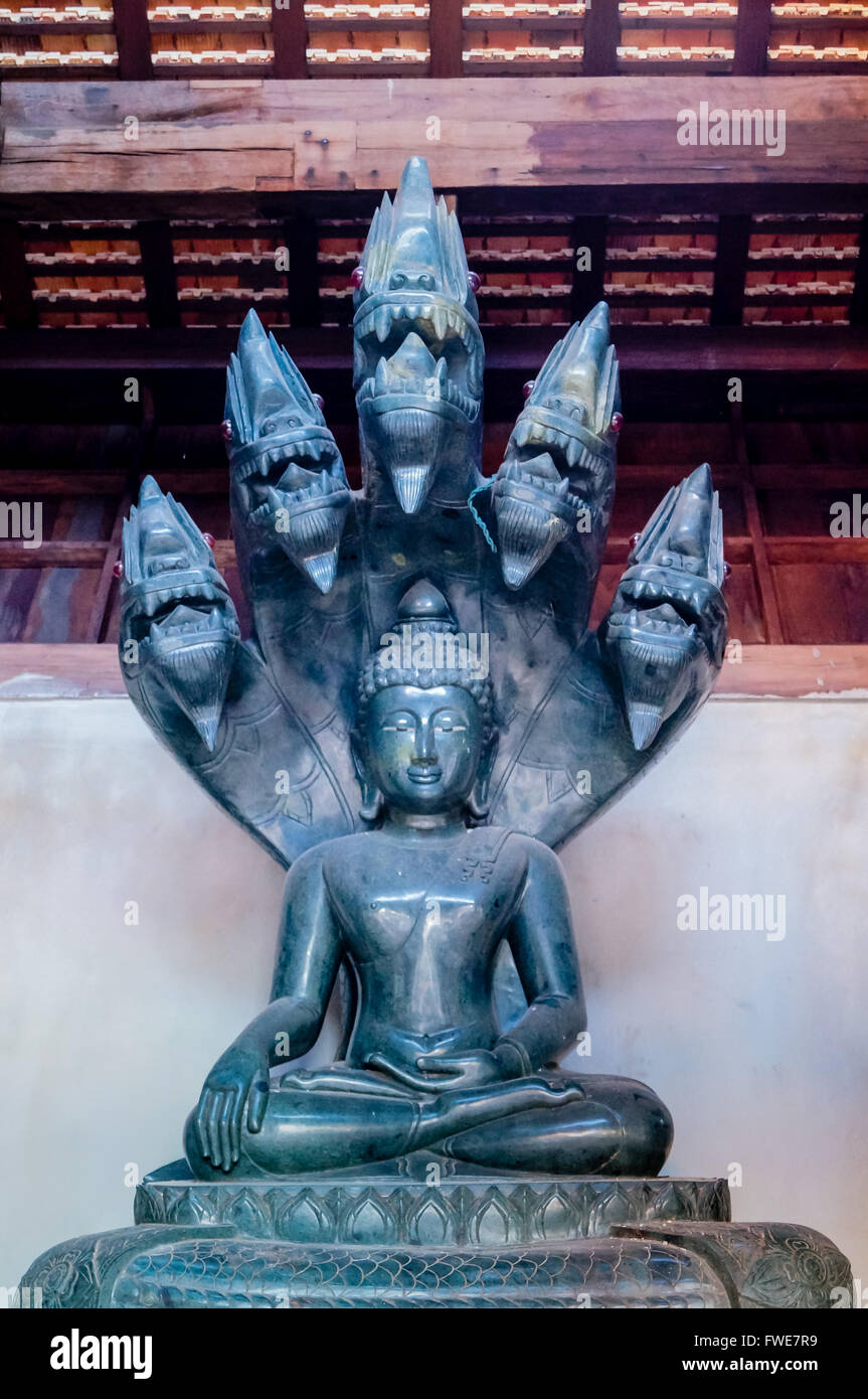 Buddha mit fünf leitete Cobra bei Wat Chedi Luang Stockfoto