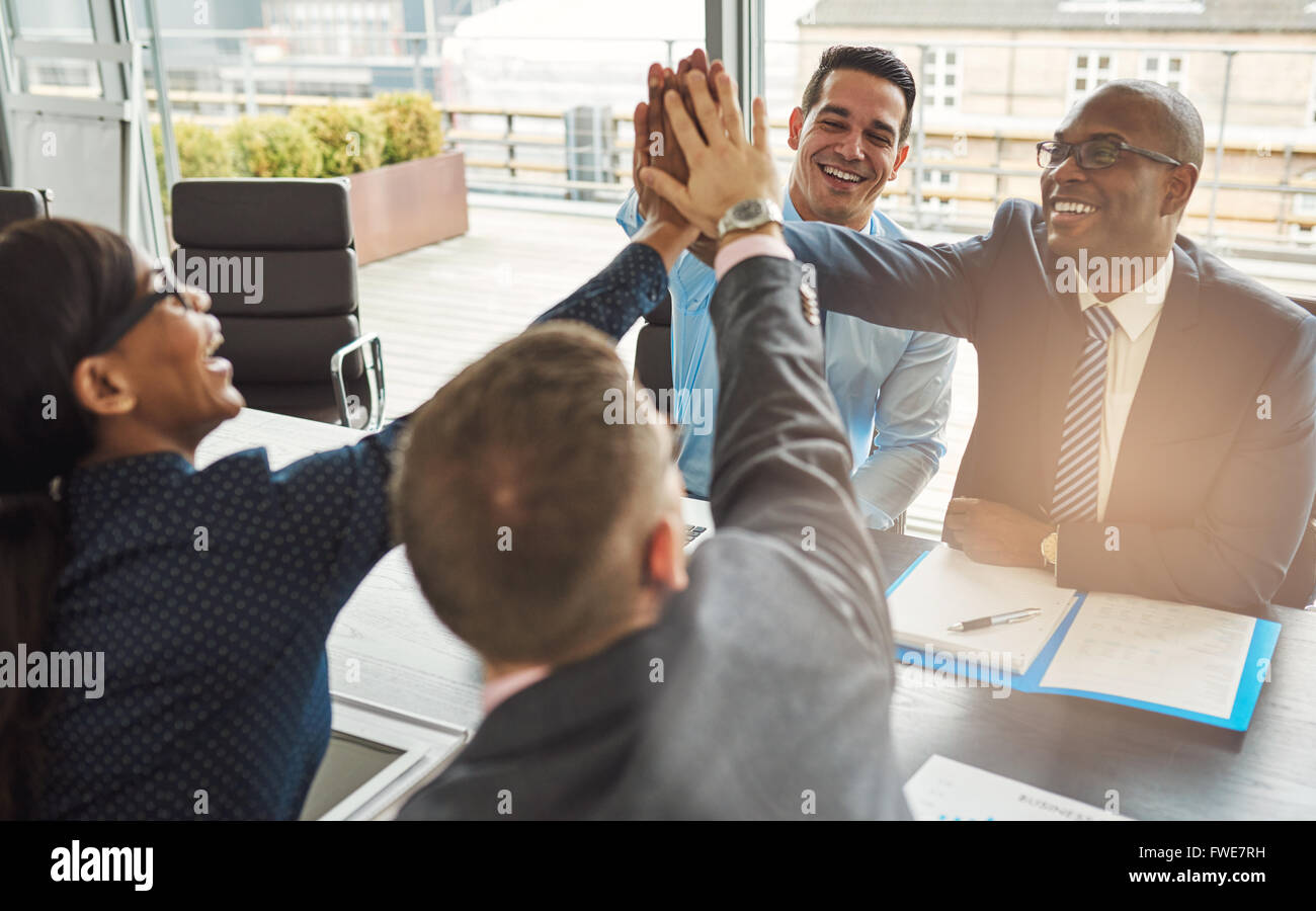 Jubelnder Expertenteam multirassische Jungunternehmen Jubel und gratulieren einander geben eine hohe Fives Geste Stockfoto