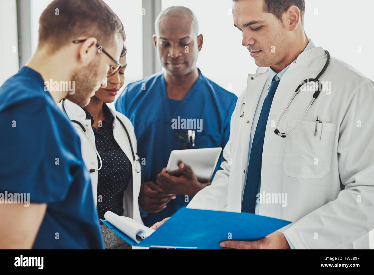 Ein Gespräch auf Dokumente, gemischtrassige, Chirurgen und Ärzte Ärzte Stockfoto