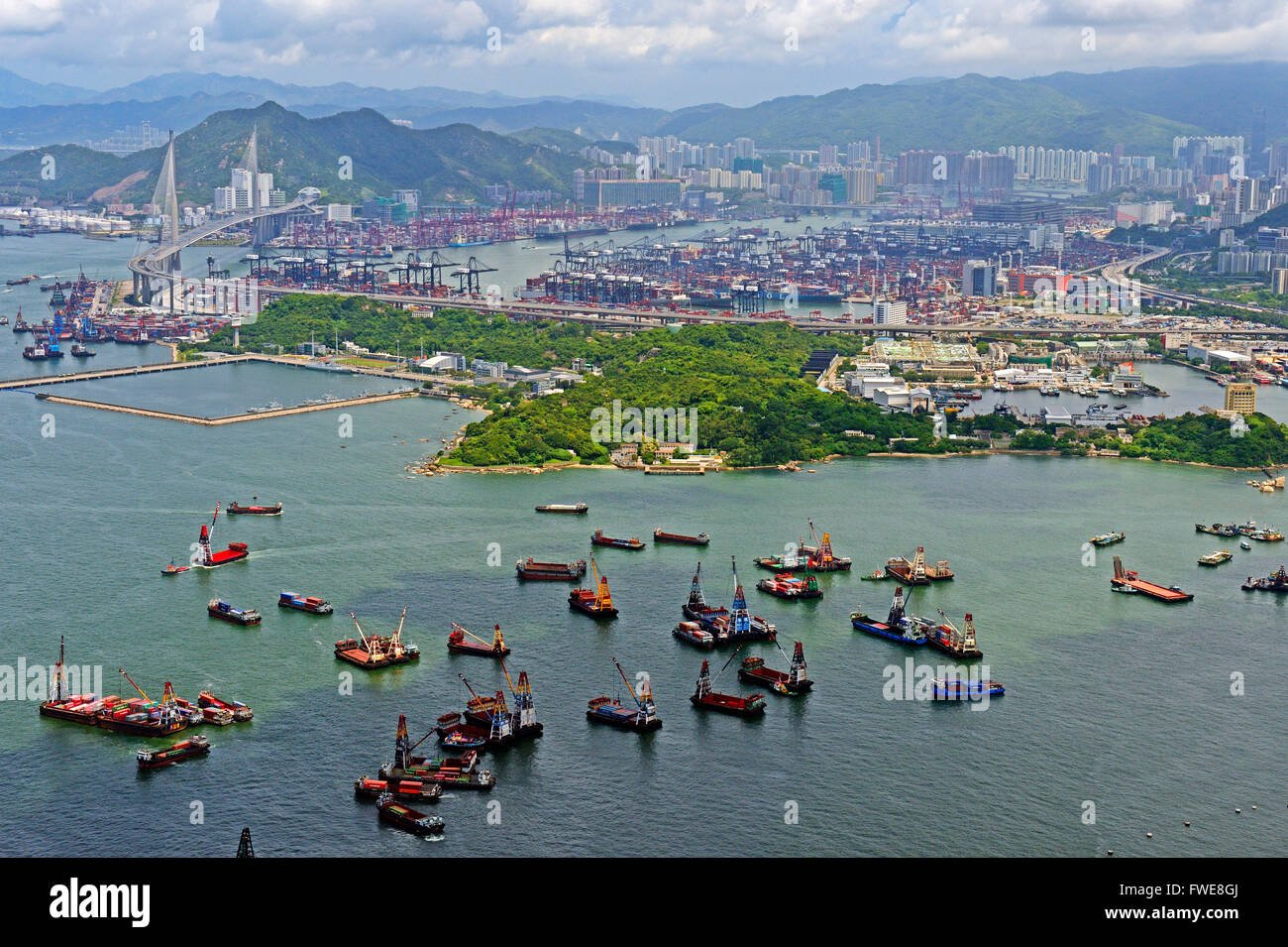 Handel und Container Blick auf den Hafen, Kowloon, in 400 m Höhe, aus dem 484 Meter hohen International Commerce Center, ICC in Kowloon, Hongkong, China Stockfoto