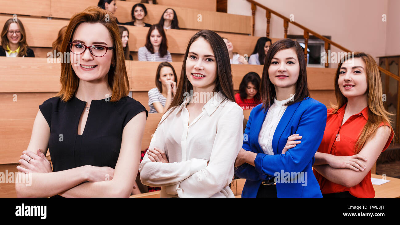 Junge Frauen im Unterricht mit Schülern Stockfoto