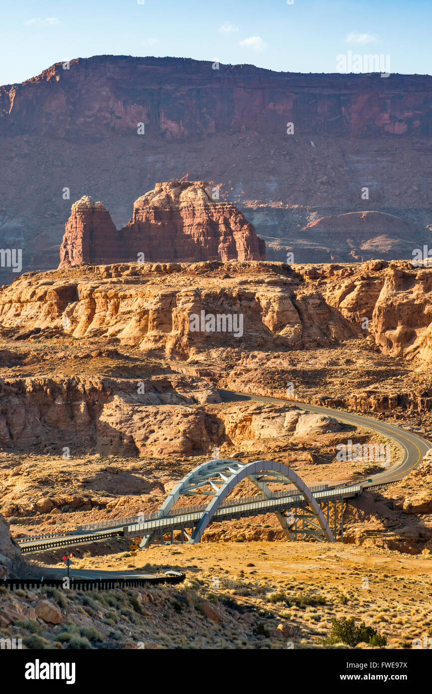 Hite Crossing Bridge, eine Bogenbrücke über den Colorado River, Trail of the Ancients alias Bicentennial Highway, Glen Canyon National Recreation Area, Utah Stockfoto