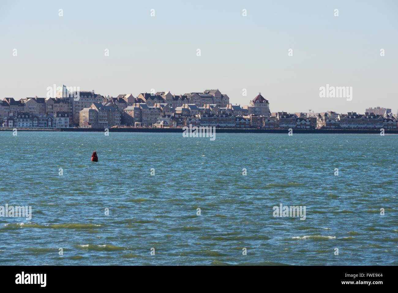 Hudson River, Boje und Stadtbild auf Hintergrund Stockfoto