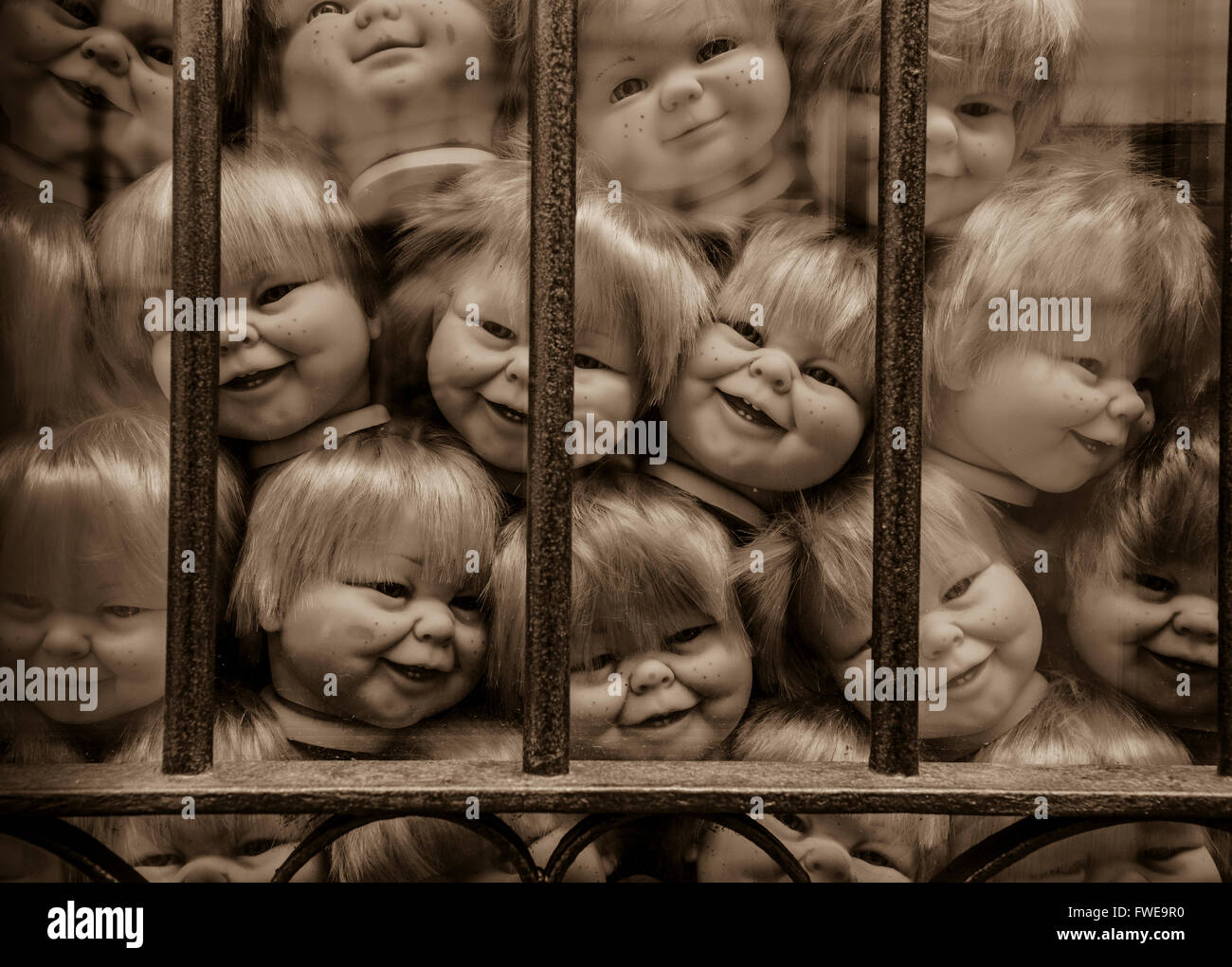 Gruselige Sammlung von Baby-Puppenköpfe in einem Fenster in Spanien. Stockfoto