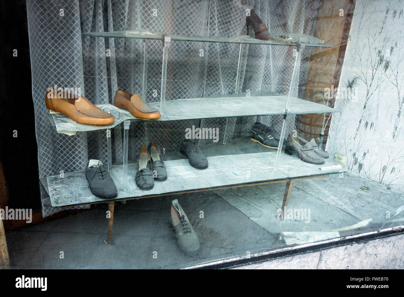 ALTEN SHOP FENSTER WHITH SCHUHE Stockfoto