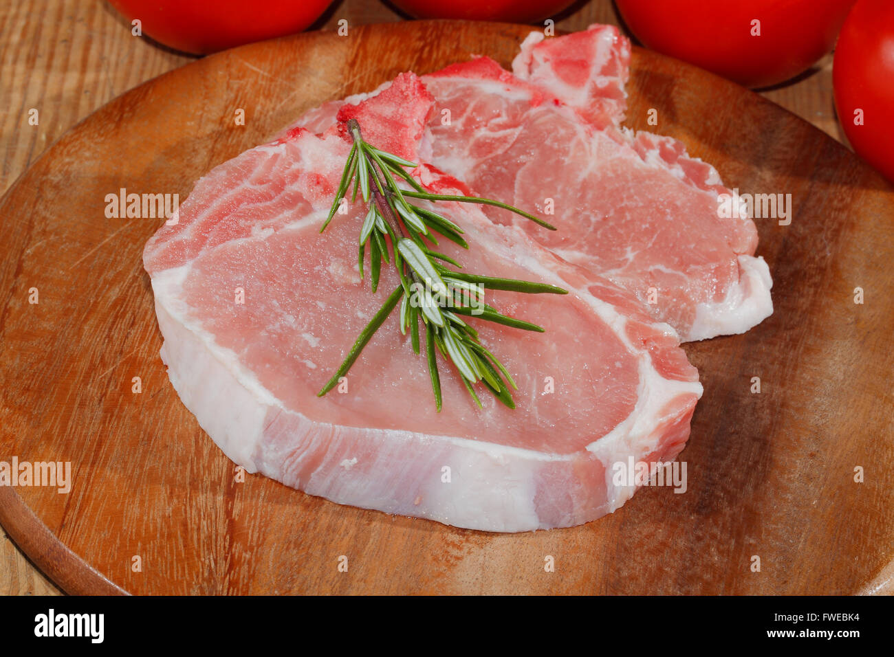 Rohes Schweinefleisch Chop auf ein Schneidbrett aus Holz Stockfoto