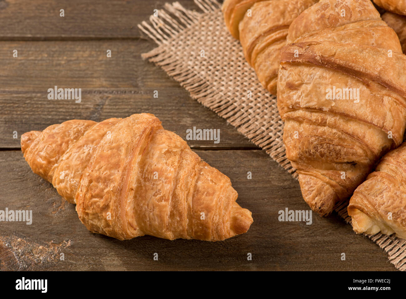 Frühstück Croissant auf einem rustikalen Hintergrund Stockfoto