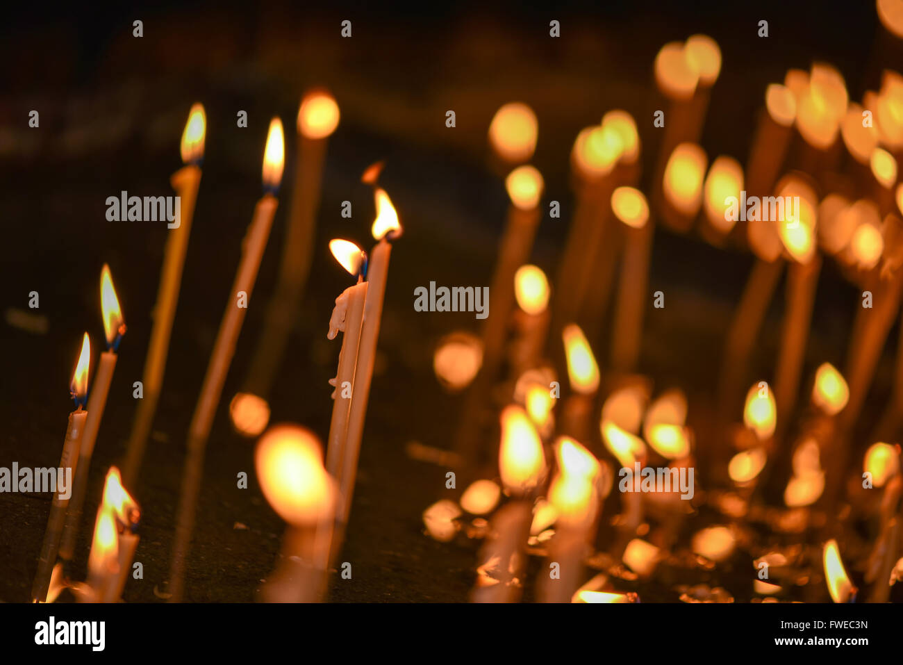 Kerzen in einer Kirche in natürlichem Licht Stockfoto