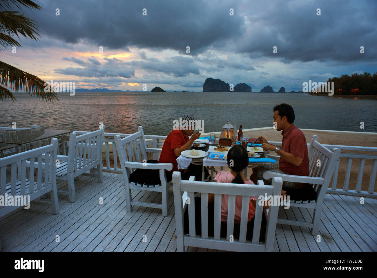 Restaurant am Strand von Anantara Si Kao Resort & Spa, südlich von Krabi, Thailand. Befindet sich auf dem weichen weißen Sand des Changlang Stockfoto