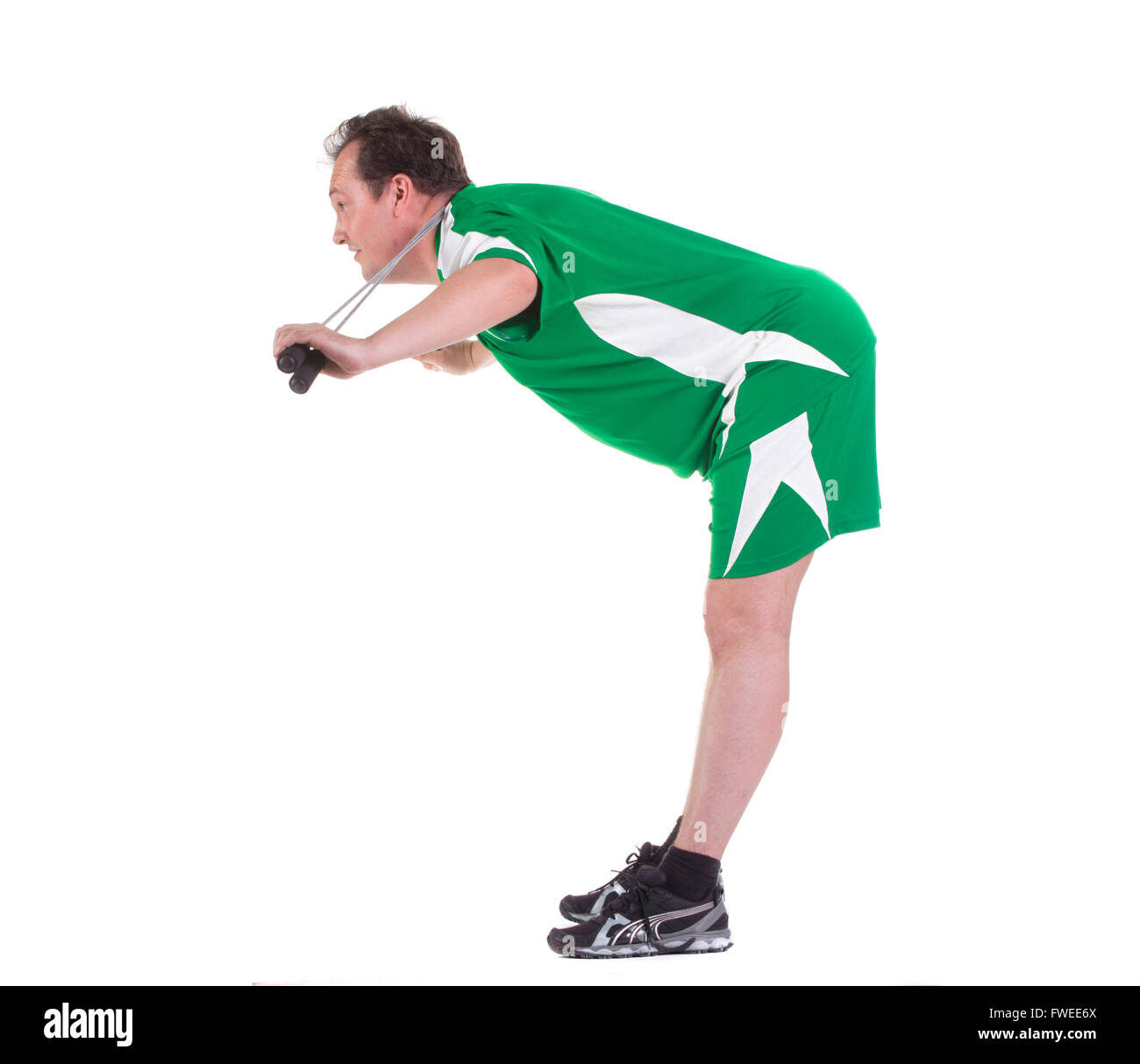 Erwachsenen Mannes in uniform mit Springseil, isoliert auf weiss Sport grün Stockfoto