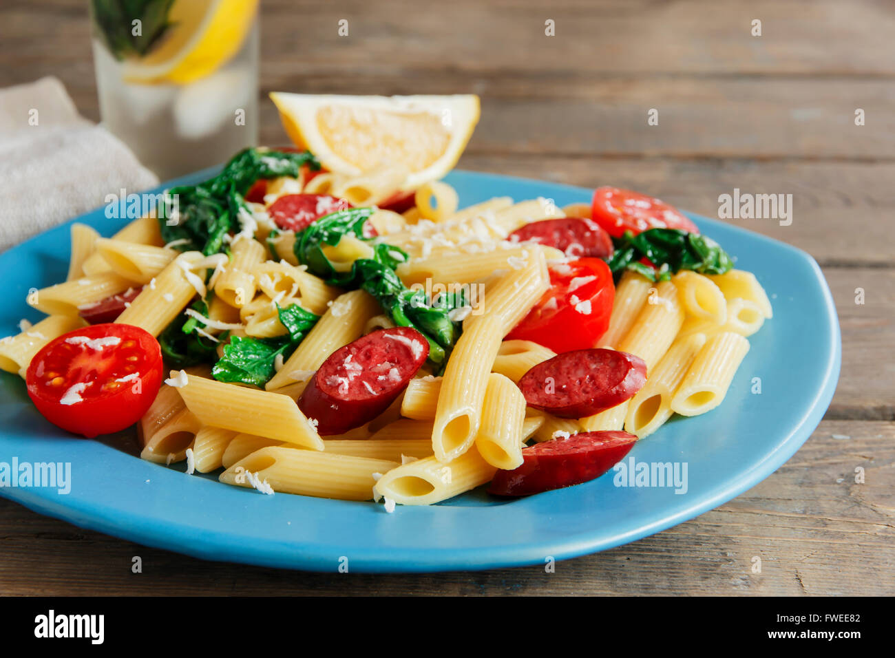 Nudeln mit Wurst Spinat Tomate und Käse Stockfoto