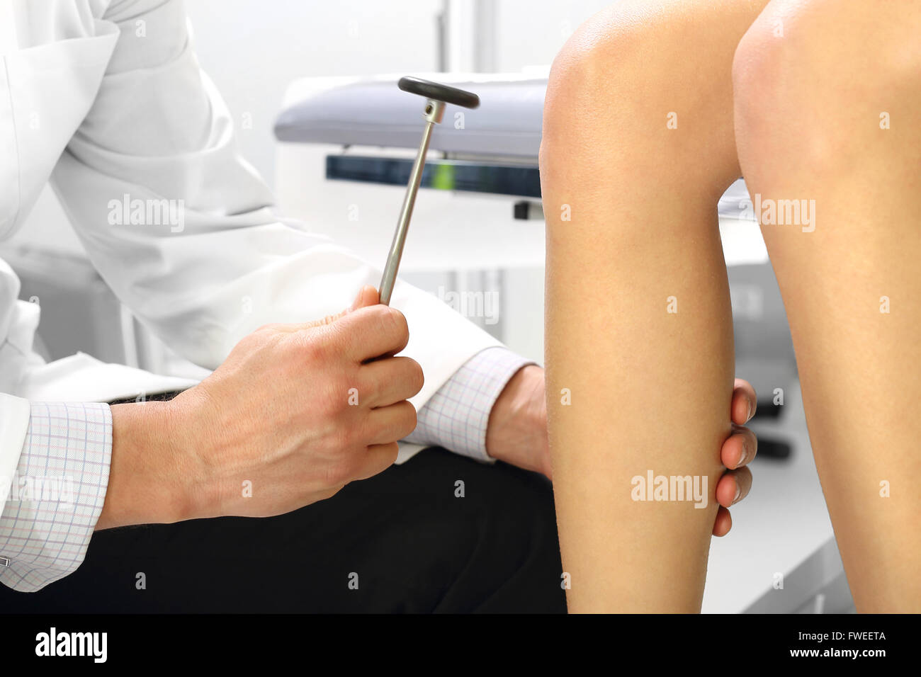 Neurochirurg. Orthopädischer Chirurg untersuchen des Knie-Reflexes. Der  Arzt prüft den physiologischen Reflex, der Test-Hammer Stockfotografie -  Alamy