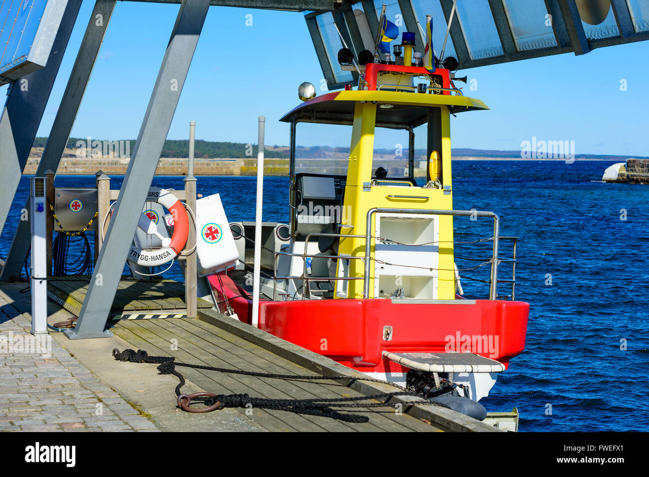 Kivik, Schweden - 1. April 2016: Der schwedische Sea Rescue Society Such- und Rettungsaktionen Boot vertäut beziehungsweise gehisst unter einem Tierheim in Stockfoto