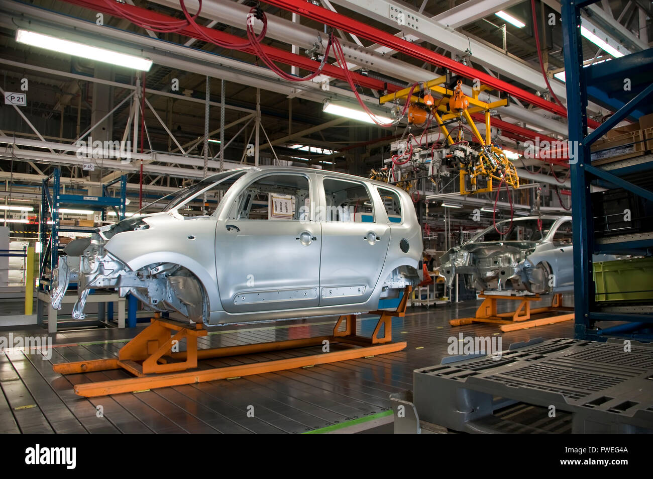 Automobilindustrie Herstellung Linie mit anderen Metallteilen Stockfoto