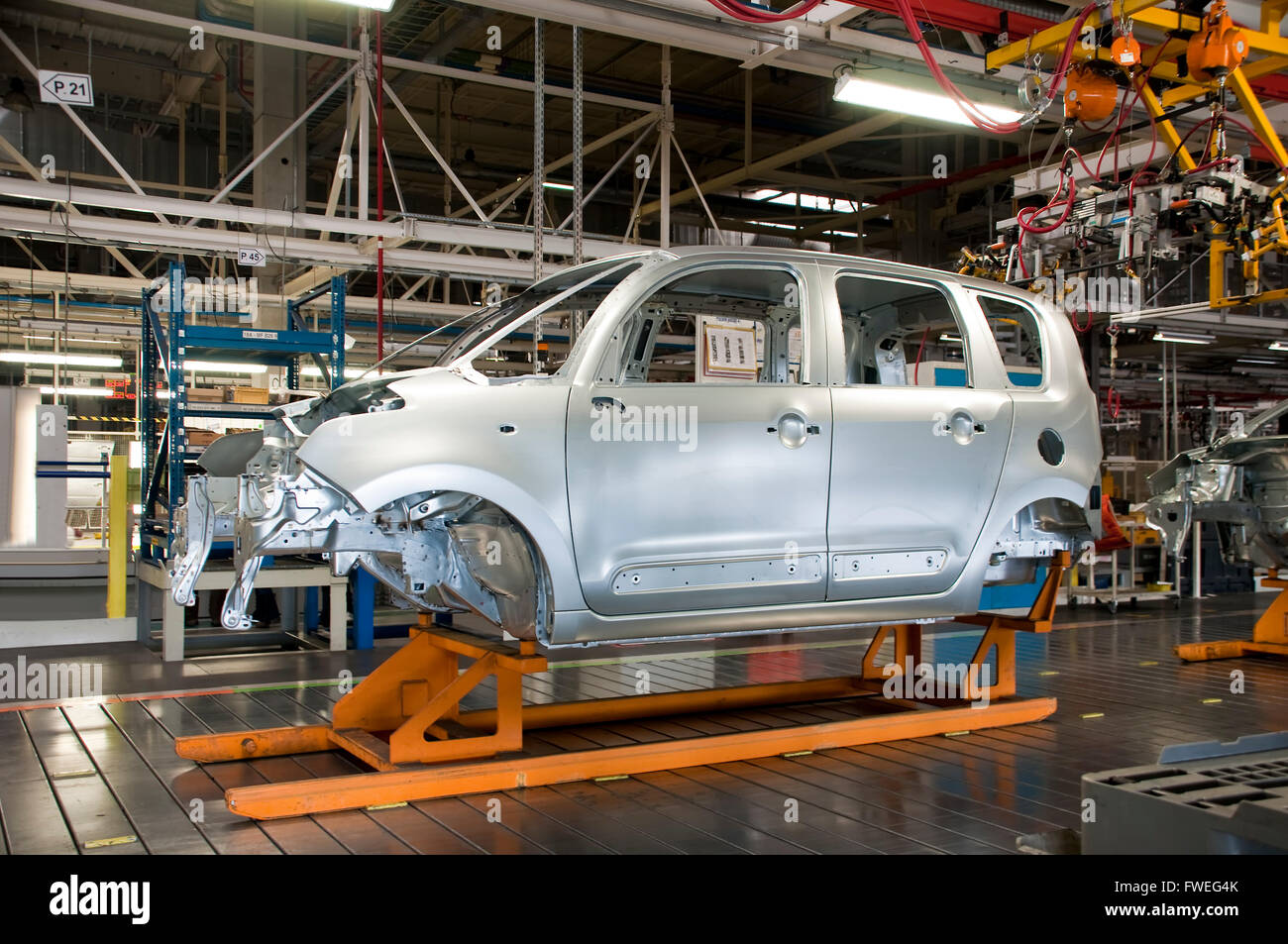 Automobilindustrie Herstellung Linie mit anderen Metallteilen Stockfoto