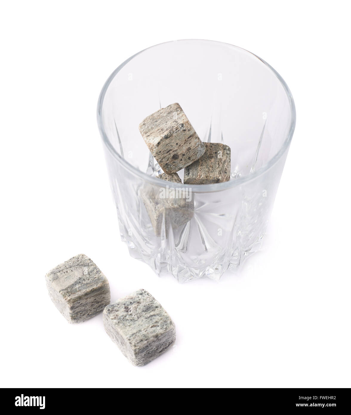 Leere Becher gefüllt mit Steinen Stockfoto