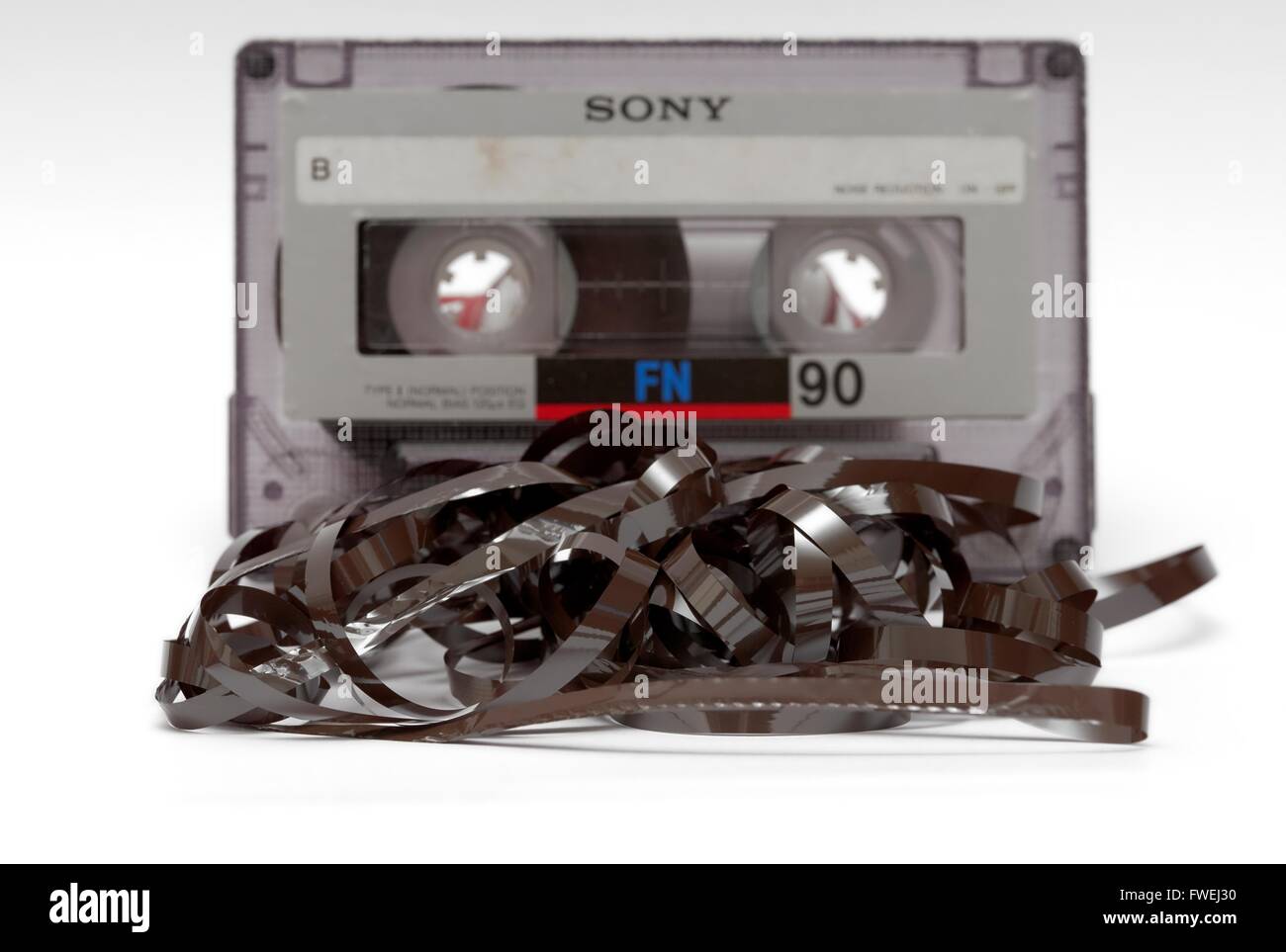 Eine Audio-Kassette mit Magnetband herausgezogen. Stockfoto