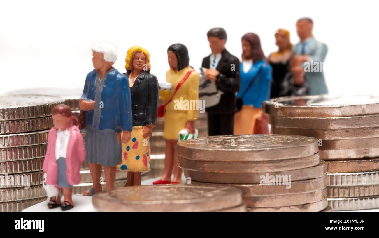 Eine Warteschlange von Miniatur Figur Menschen neben einem Haufen von Münzen Stockfoto