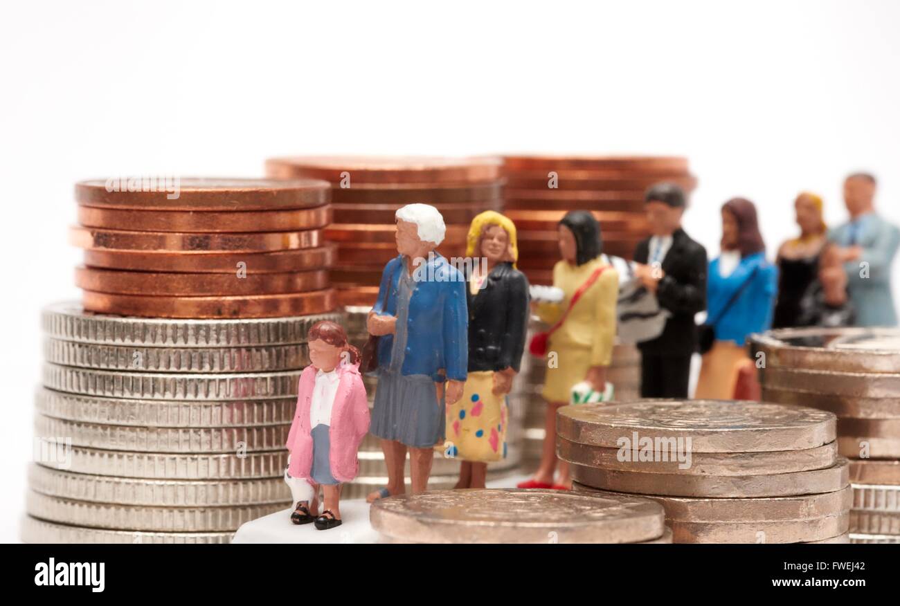 Eine Warteschlange von Miniatur Figur Menschen neben einem Haufen von Münzen Stockfoto