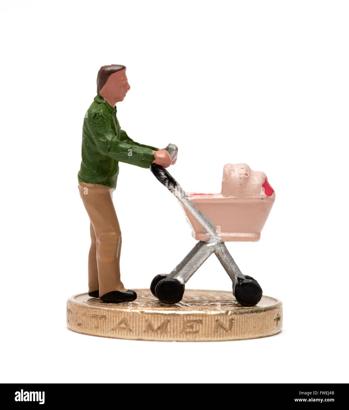 Einem einzigen männlichen Miniatur Figur Elternteil mit einem Kinderwagen stehen auf ein Pfund-Münze Stockfoto