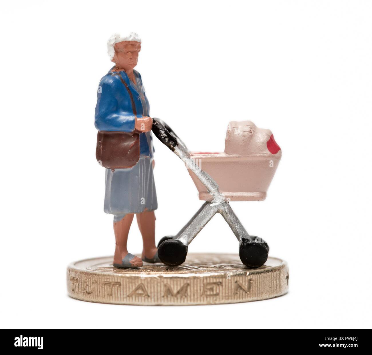 Ein senior Miniatur Figur alte Dame mit dem Kinderwagen Babys auf einer ein Pfund-Münze. Stockfoto