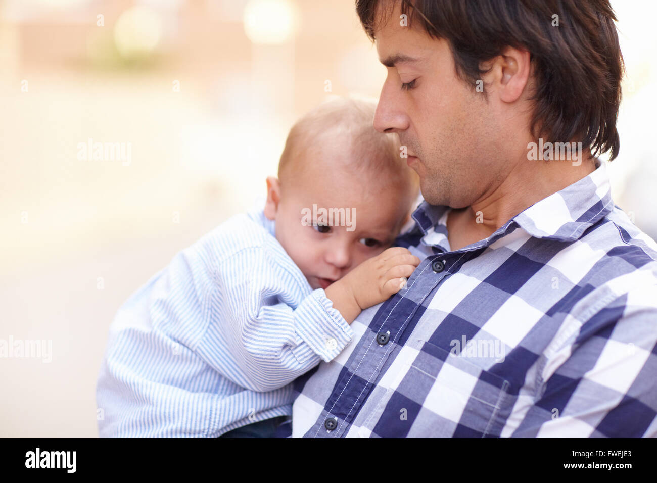 Nahaufnahme eines jungen Baby jungen statt sicher an des Vaters Brust abgeschnitten Stockfoto