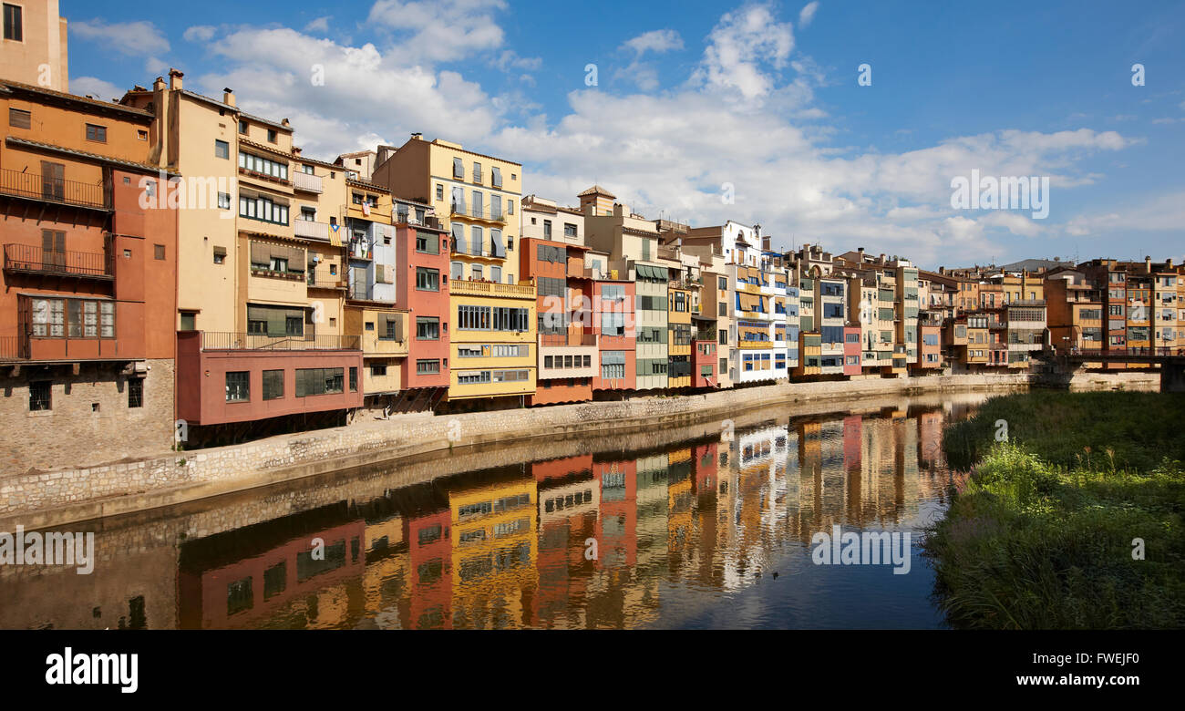 Antike Stadt mit Fluss und bunten Fassaden. Spanien. Girona Stockfoto