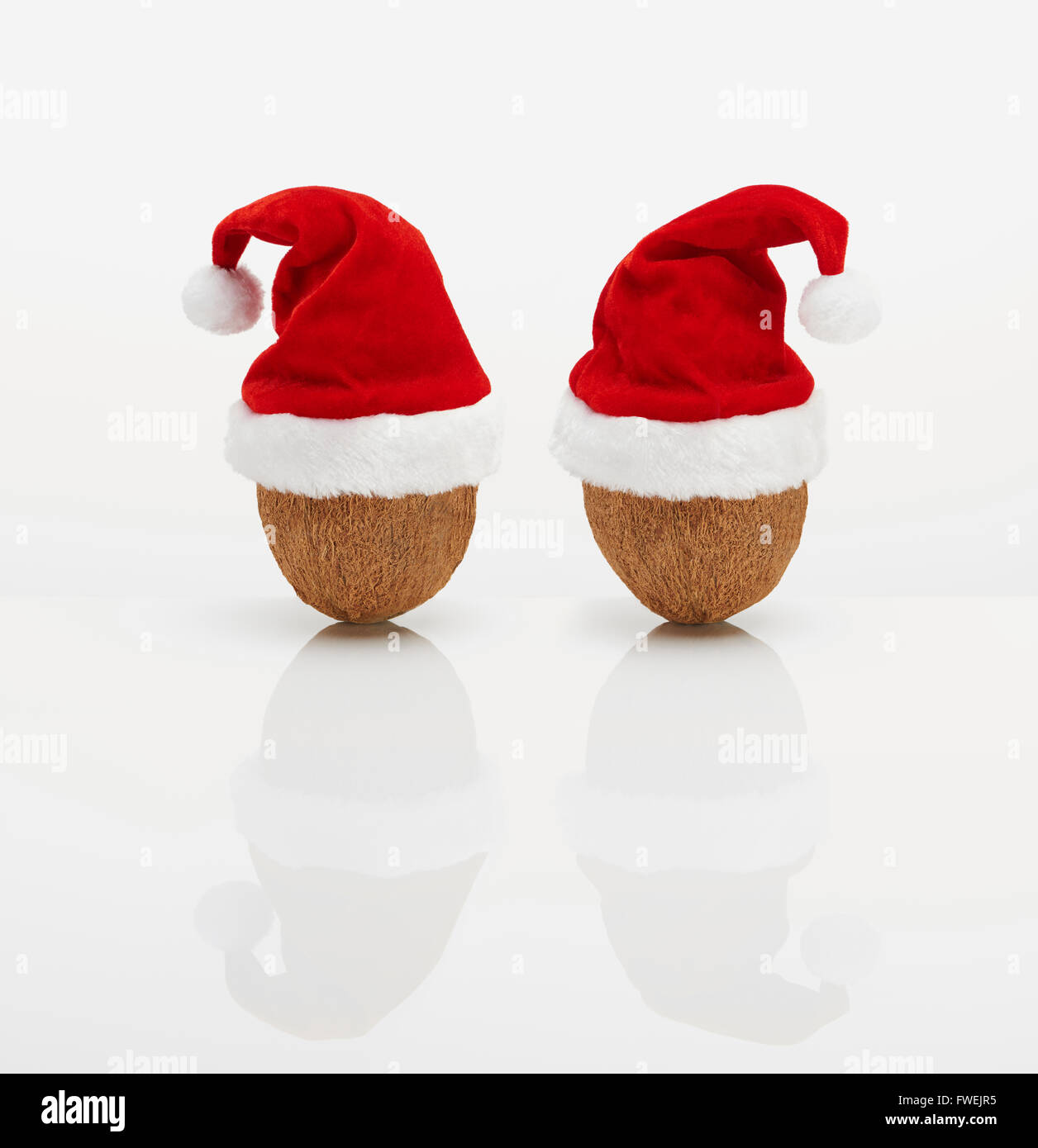 Kokosnüsse mit Weihnachtsmützen Stockfoto