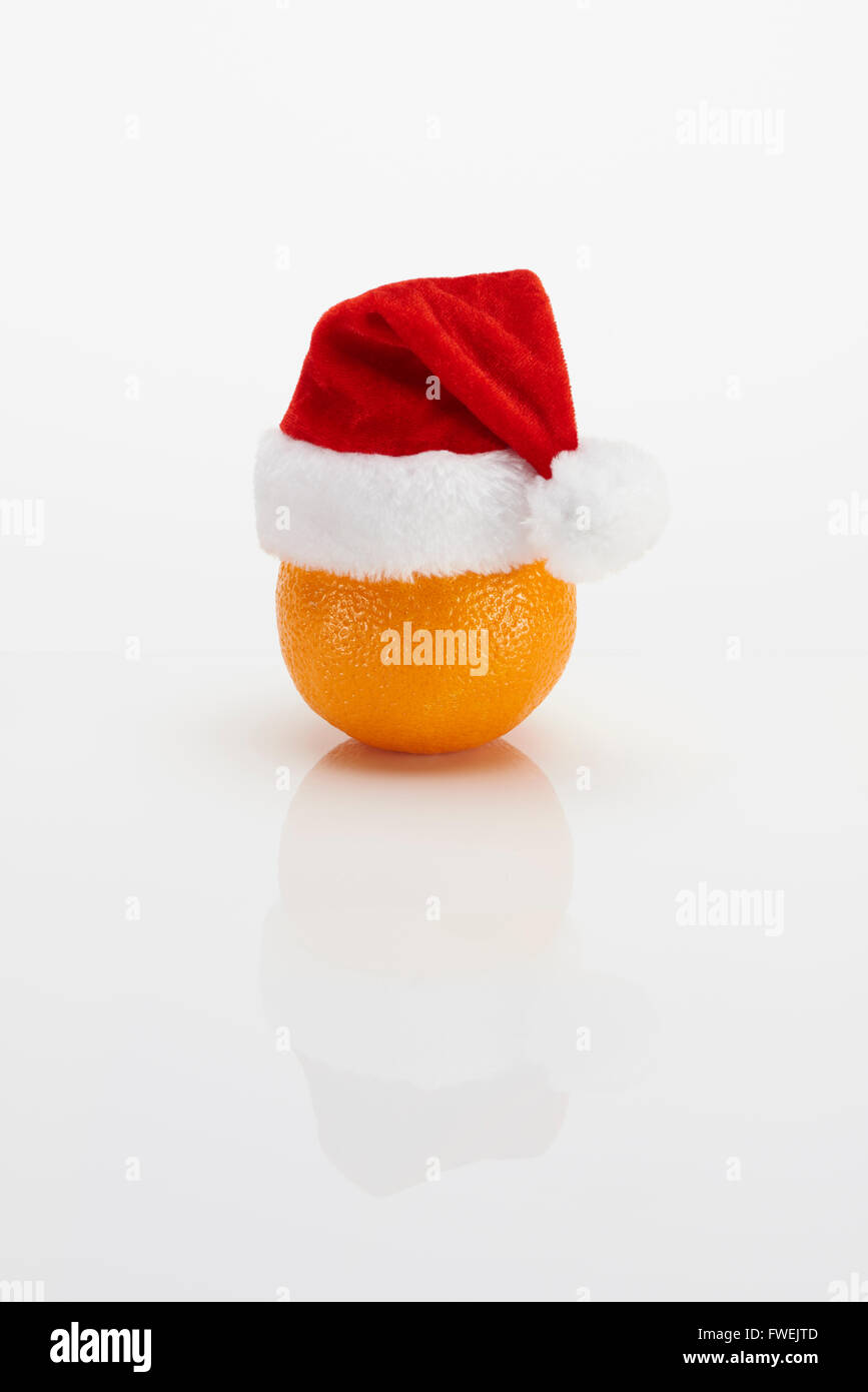 Orange mit Weihnachtsmütze Stockfoto