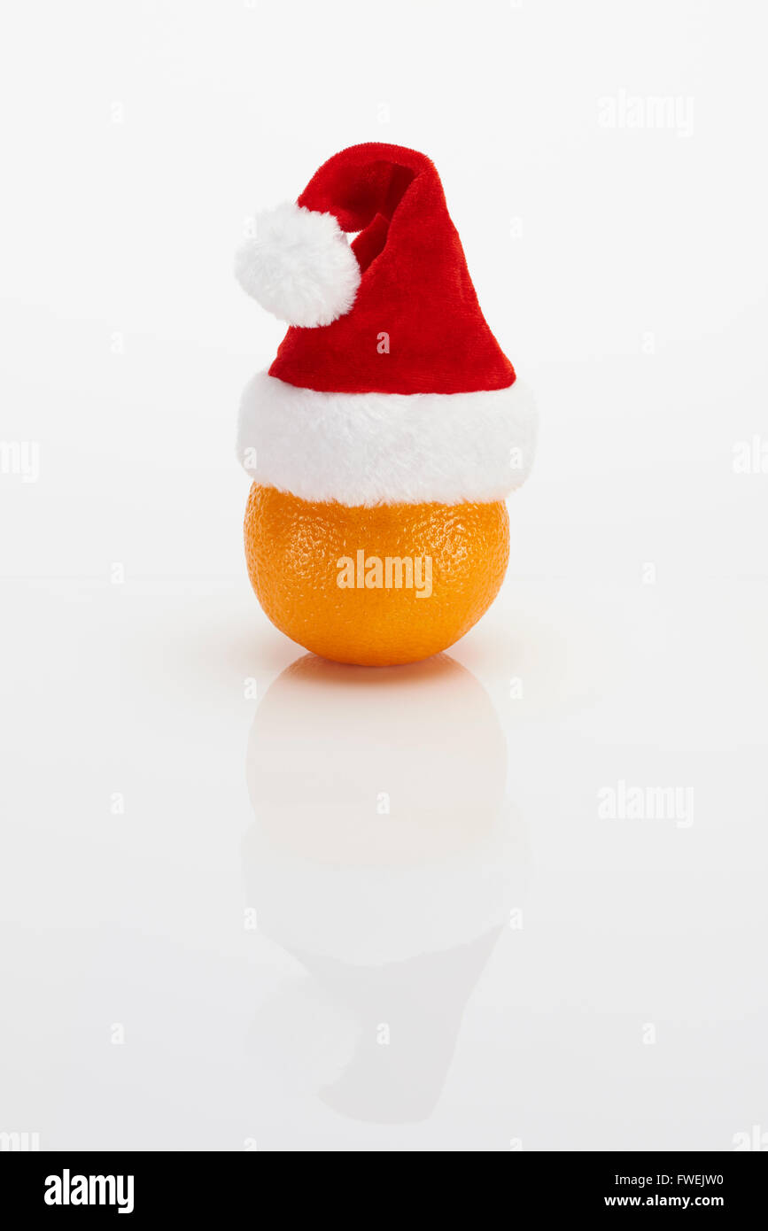Orange mit Weihnachtsmütze Stockfoto
