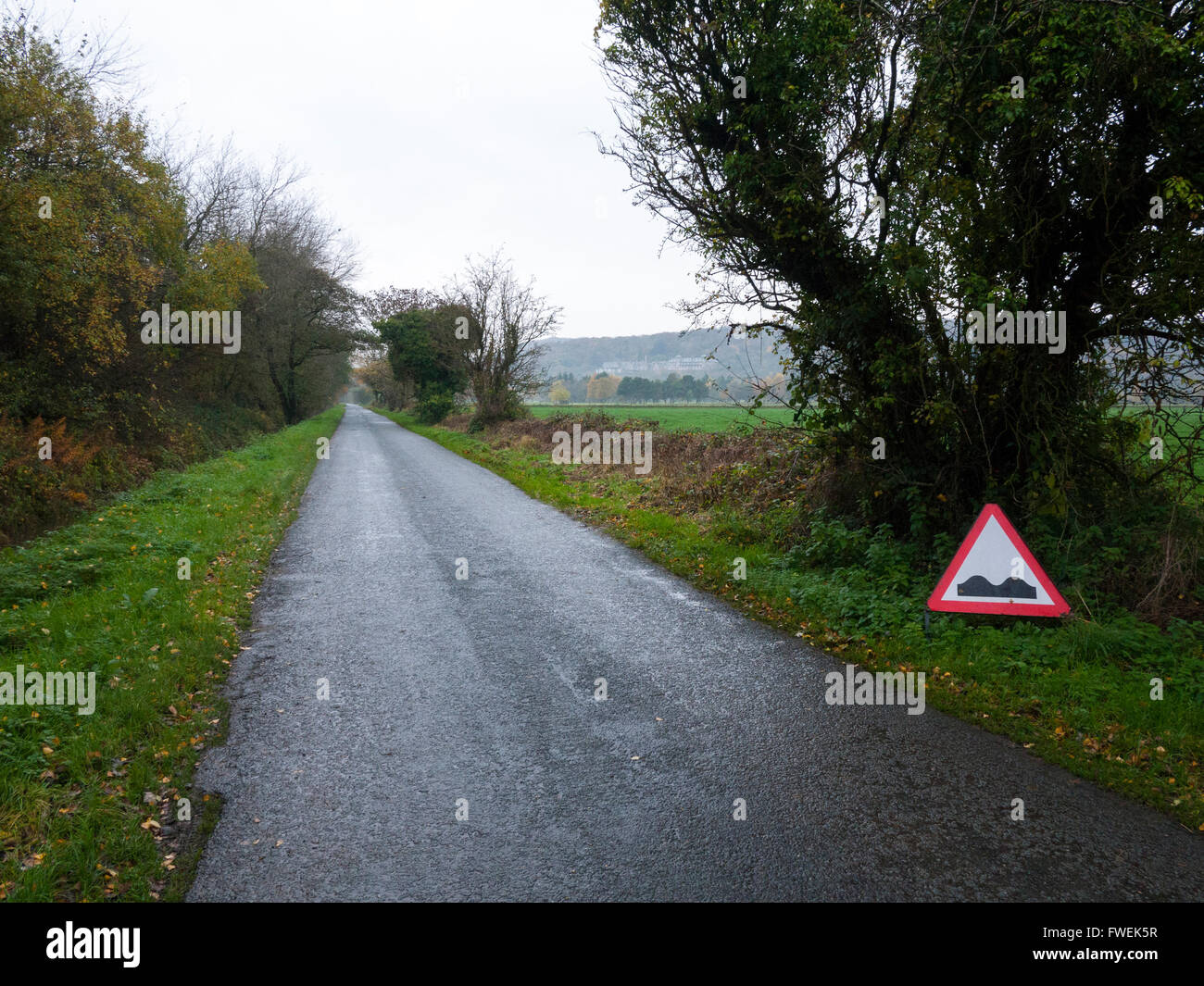 Unebenheiten im Straßenverkehr zu unterzeichnen, auf einer geraden Landschaft Straße UK Stockfoto