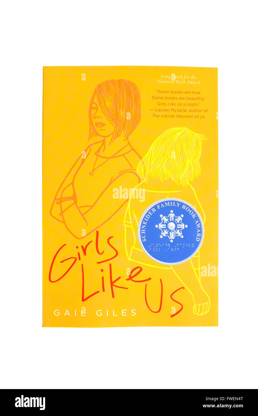 Die vordere Abdeckung des Girls Like Us von Gail Giles fotografiert vor einem weißen Hintergrund. Stockfoto