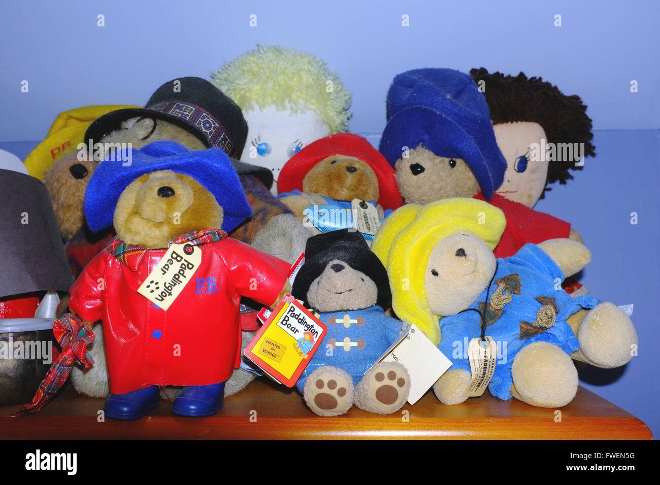 Eine Sammlung von Paddington Bär Spielzeug in einem Kinderzimmer. Stockfoto