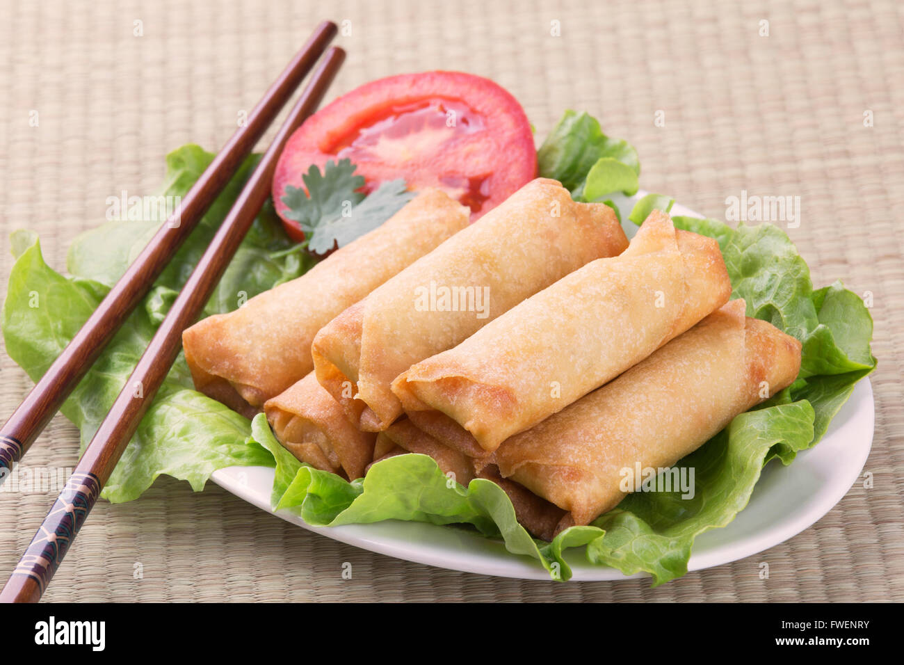 Traditionelle Frühlingsrollen chinesische auf einem Salatbett Stockfoto