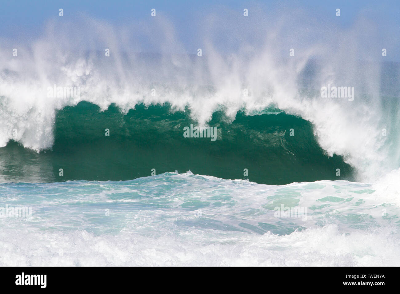 Große Wellen brechen aus dem Norden von Oahu Hawaii während eine großartige Zeit für Surfer Surfen. Diese Wellen haben hohle Barrells ein Stockfoto
