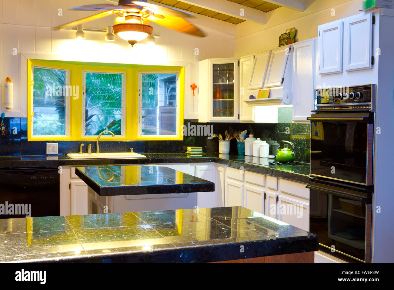 Eine schöne und saubere weiße und schwarze Küche in diesem Ferienhaus auf der tropischen Insel Oahu Hawaii. Stockfoto