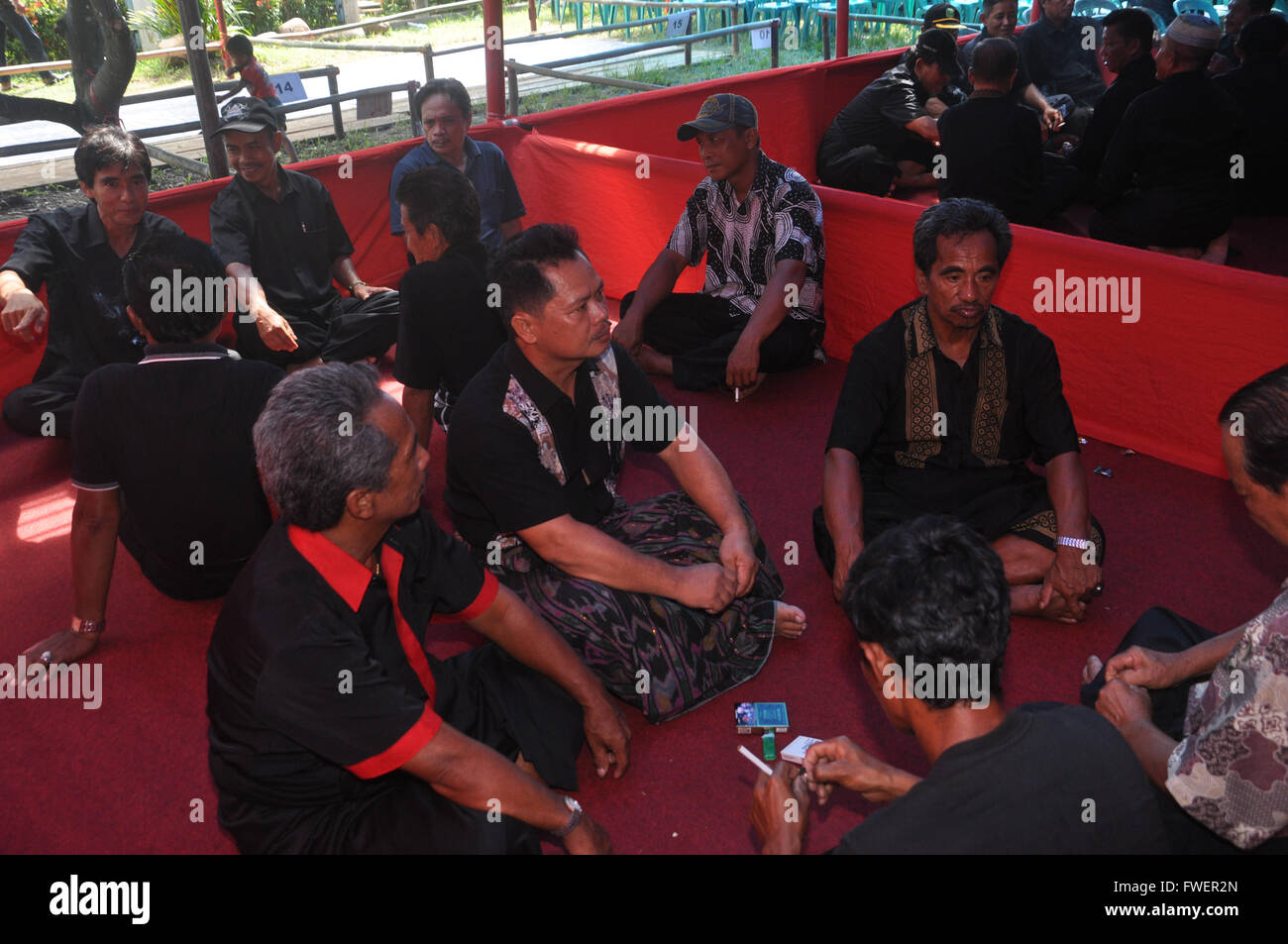 Die späten Maria Tulak Familie erhalten Verwandte und Freunde aus vielen Bereichen in Süd-Sulawesi Provinz während der Beerdigung cerem Stockfoto