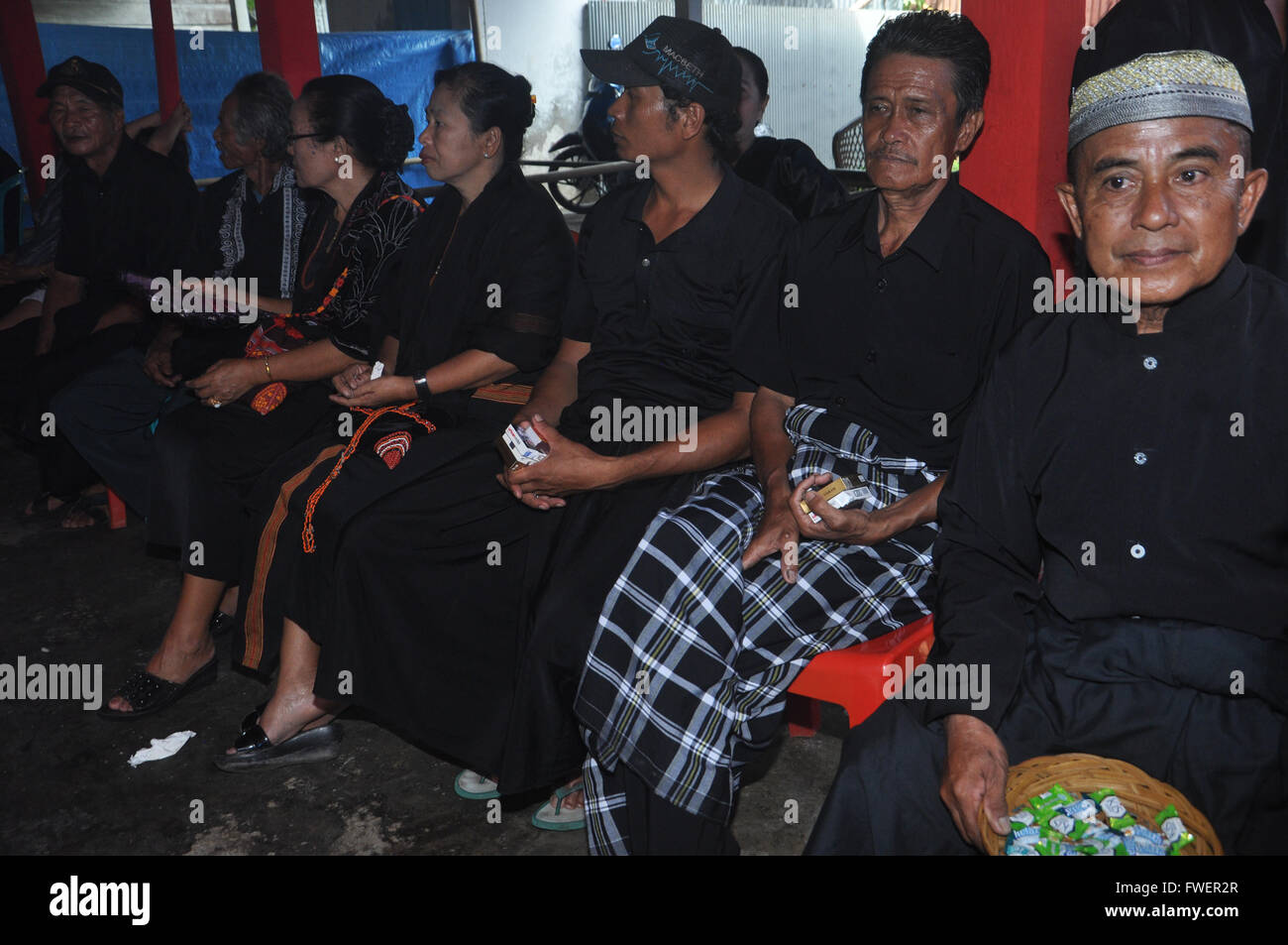 Die späten Maria Tulak Familie erhalten Verwandte und Freunde aus vielen Bereichen in Süd-Sulawesi Provinz während der Beerdigung cerem Stockfoto