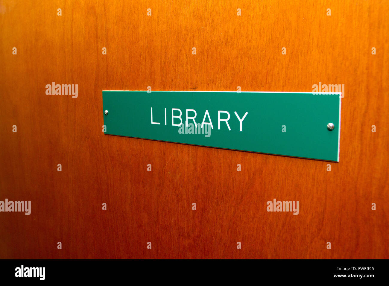 Das äußere dieser Bibliothek Tür hat ein kleines Schild, das sagt der Name des Raumes. Stockfoto