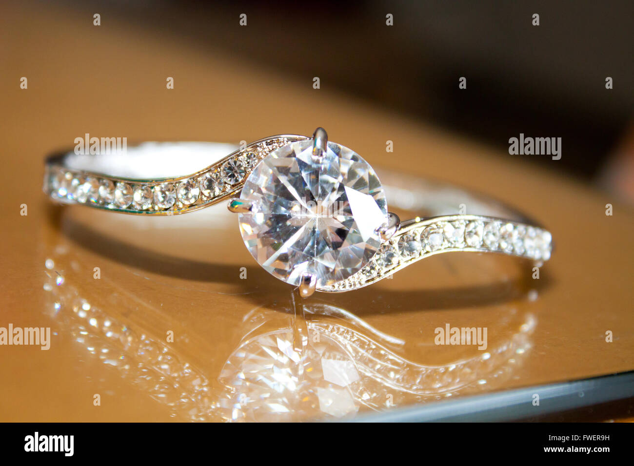 Ein Diamant Ehering (Ring oder Schmuck) eine Braut für ihre Hochzeit. Stockfoto
