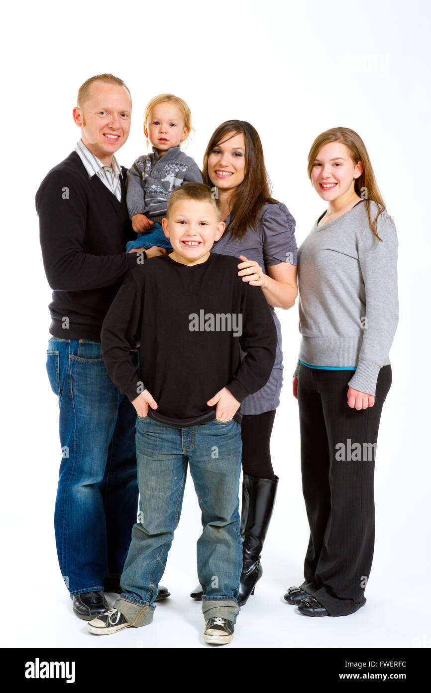 Eine Familie von fünf Personen auf einem isolierten weißen Hintergrund im Studio. Stockfoto