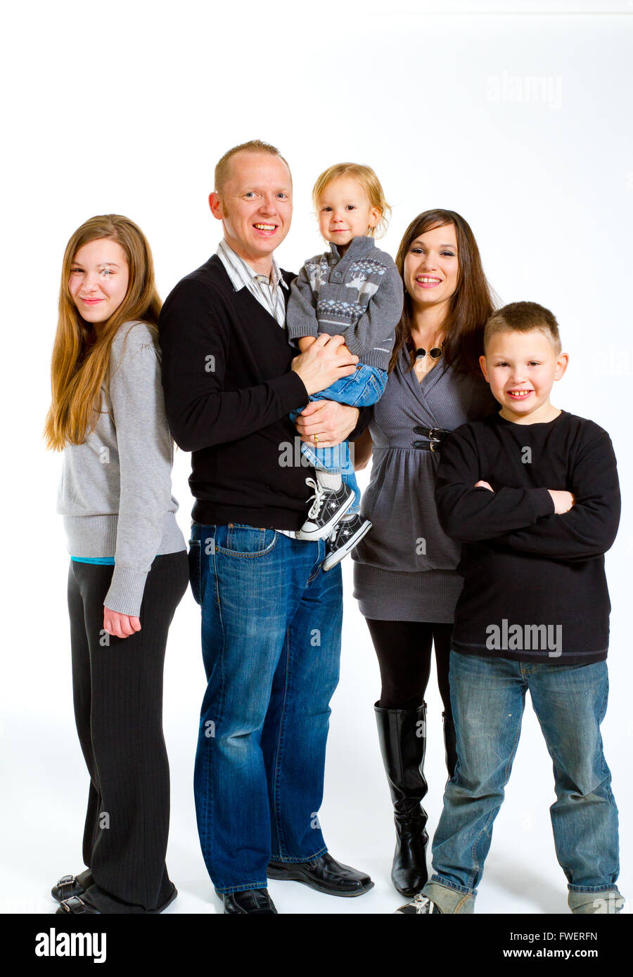 Eine Familie von fünf Personen auf einem isolierten weißen Hintergrund im Studio. Stockfoto